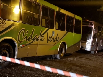 foto de Seis ônibus ficam destruídos após incêndio em garagem na cidade de Sarandi