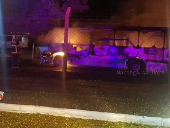 foto de Seis ônibus ficam destruídos após incêndio em garagem na cidade de Sarandi