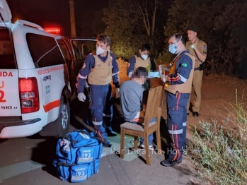 foto de Jovem é baleado com dois tiros em frente de uma residência na cidade de Mandaguaçu