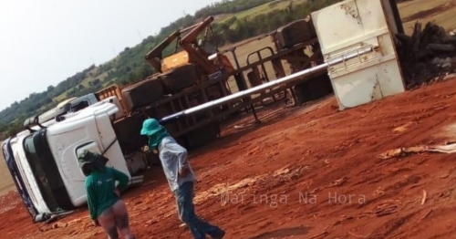 Carreta tomba na zona rural de Maringá e motorista morre esmagado no interior de cooperativa de recicláveis