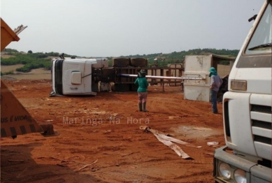 foto de Carreta tomba na zona rural de Maringá e motorista morre esmagado no interior de cooperativa de recicláveis