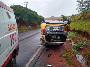 foto de Viatura da PM capota e deixa dois policiais feridos