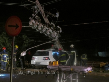 foto de Motorista de carro que colidiu contra poste em Maringá, morre no hospital