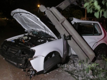 foto de Motorista de carro que colidiu contra poste em Maringá, morre no hospital