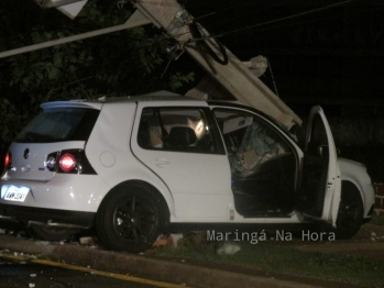 foto de Motorista de carro que colidiu contra poste em Maringá, morre no hospital