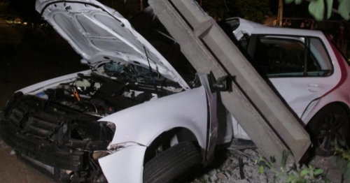 Motorista de carro que colidiu contra poste em Maringá, morre no hospital