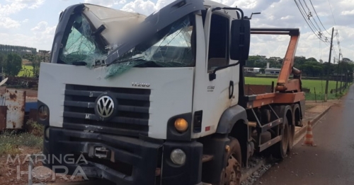 Motorista de caminhão caçamba fica ferido após bater contra poste, em Maringá