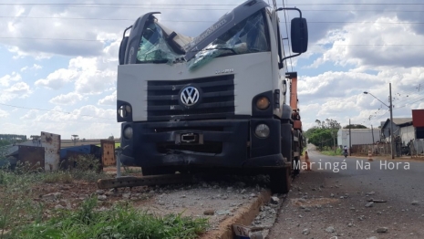 foto de Motorista de caminhão caçamba fica ferido após bater contra poste, em Maringá