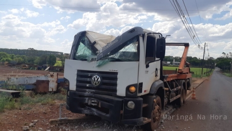 foto de Motorista de caminhão caçamba fica ferido após bater contra poste, em Maringá