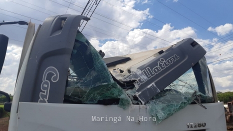 foto de Motorista de caminhão caçamba fica ferido após bater contra poste, em Maringá