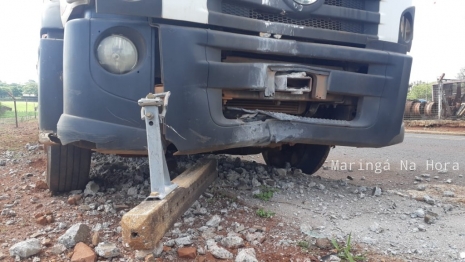 foto de Motorista de caminhão caçamba fica ferido após bater contra poste, em Maringá