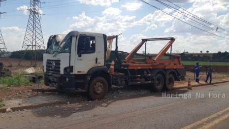 foto de Motorista de caminhão caçamba fica ferido após bater contra poste, em Maringá