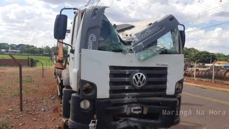 foto de Motorista de caminhão caçamba fica ferido após bater contra poste, em Maringá