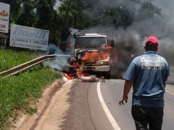 foto de Moto pega fogo em colisão com caminhão e motociclista morre