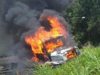 foto de Moto pega fogo em colisão com caminhão e motociclista morre