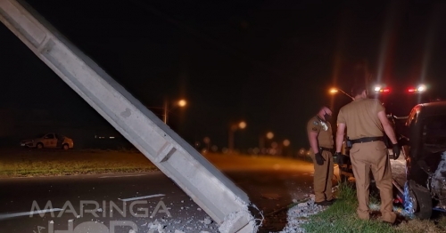 Motorista perde controle do veículo e, após colisão, derruba poste, em Maringá