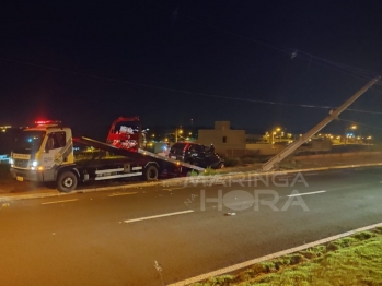 foto de Motorista perde controle do veículo e, após colisão, derruba poste, em Maringá