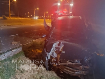 foto de Motorista perde controle do veículo e, após colisão, derruba poste, em Maringá