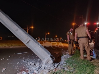 foto de Motorista perde controle do veículo e, após colisão, derruba poste, em Maringá