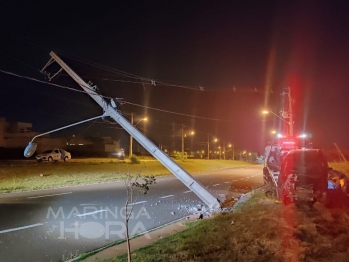 foto de Motorista perde controle do veículo e, após colisão, derruba poste, em Maringá