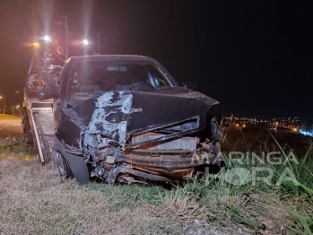 foto de Motorista perde controle do veículo e, após colisão, derruba poste, em Maringá