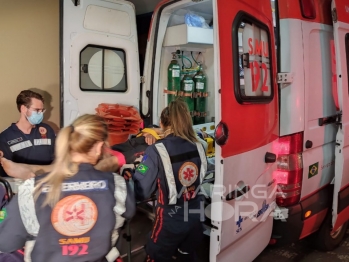 foto de Motorista perde controle do veículo e, após colisão, derruba poste, em Maringá