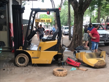 foto de Trabalhador sofre ferimentos graves após contrapeso de empilhadeira tombar, em Maringá