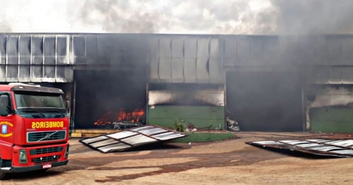 Incêndio destrói barracão industrial na zona rural de Maringá