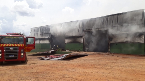 foto de Incêndio destrói barracão industrial na zona rural de Maringá