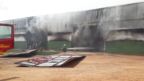 foto de Incêndio destrói barracão industrial na zona rural de Maringá