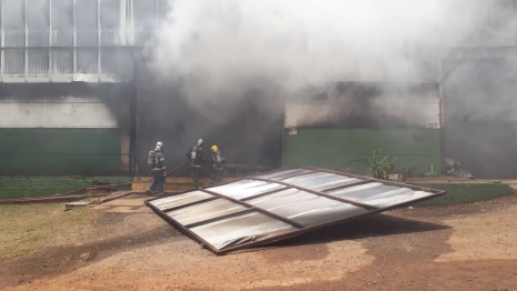 foto de Incêndio destrói barracão industrial na zona rural de Maringá