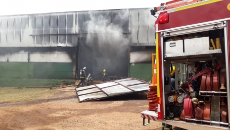 foto de Incêndio destrói barracão industrial na zona rural de Maringá