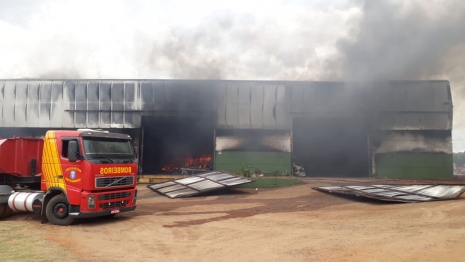 foto de Incêndio destrói barracão industrial na zona rural de Maringá