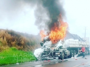 foto de Motorista morre carbonizado após colisão traseira entre carretas, em Maringá