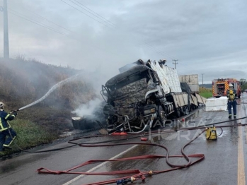 foto de Motorista morre carbonizado após colisão traseira entre carretas, em Maringá