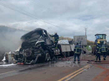 foto de Motorista morre carbonizado após colisão traseira entre carretas, em Maringá