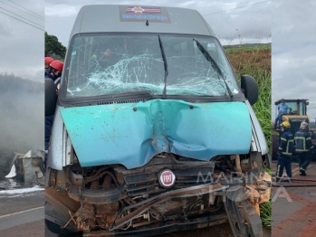 foto de Motorista morre carbonizado após colisão traseira entre carretas, em Maringá