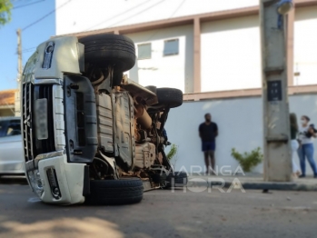 foto de Maringá: acidente em cruzamento deixa veículo tombado