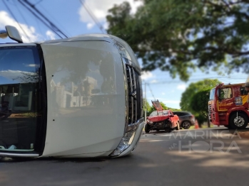 foto de Maringá: acidente em cruzamento deixa veículo tombado