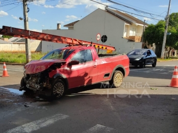 foto de Maringá: acidente em cruzamento deixa veículo tombado