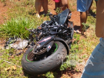 foto de Colisão violenta entre caminhonete e moto mata motociclista e deixa feridos