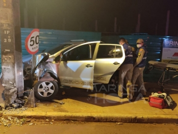 foto de Motorista perde o controle da direção e colide veículo contra poste em Maringá