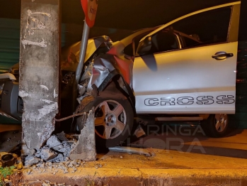 foto de Motorista perde o controle da direção e colide veículo contra poste em Maringá