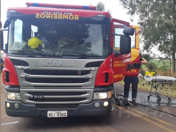 foto de Três pessoas ficam feridas após carro bater em árvore entre as cidades de Mandaguaçu e Ourizona