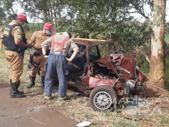 foto de Três pessoas ficam feridas após carro bater em árvore entre as cidades de Mandaguaçu e Ourizona