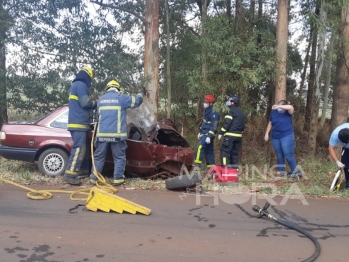 foto de Três pessoas ficam feridas após carro bater em árvore entre as cidades de Mandaguaçu e Ourizona