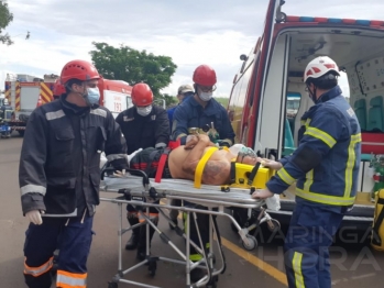 foto de Três pessoas ficam feridas após carro bater em árvore entre as cidades de Mandaguaçu e Ourizona