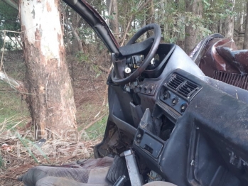 foto de Três pessoas ficam feridas após carro bater em árvore entre as cidades de Mandaguaçu e Ourizona