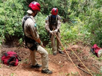 foto de Homem cai em ribanceira de mais de 15 metros e morre