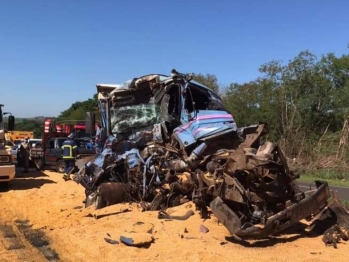 foto de Acidente entre duas carretas deixa motorista ferido, em Maringá